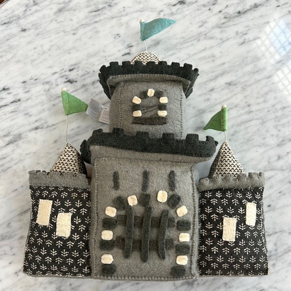 New Fiona Walker Grey Wool 3D Castle Wall Hanging - Picture 1 of 5